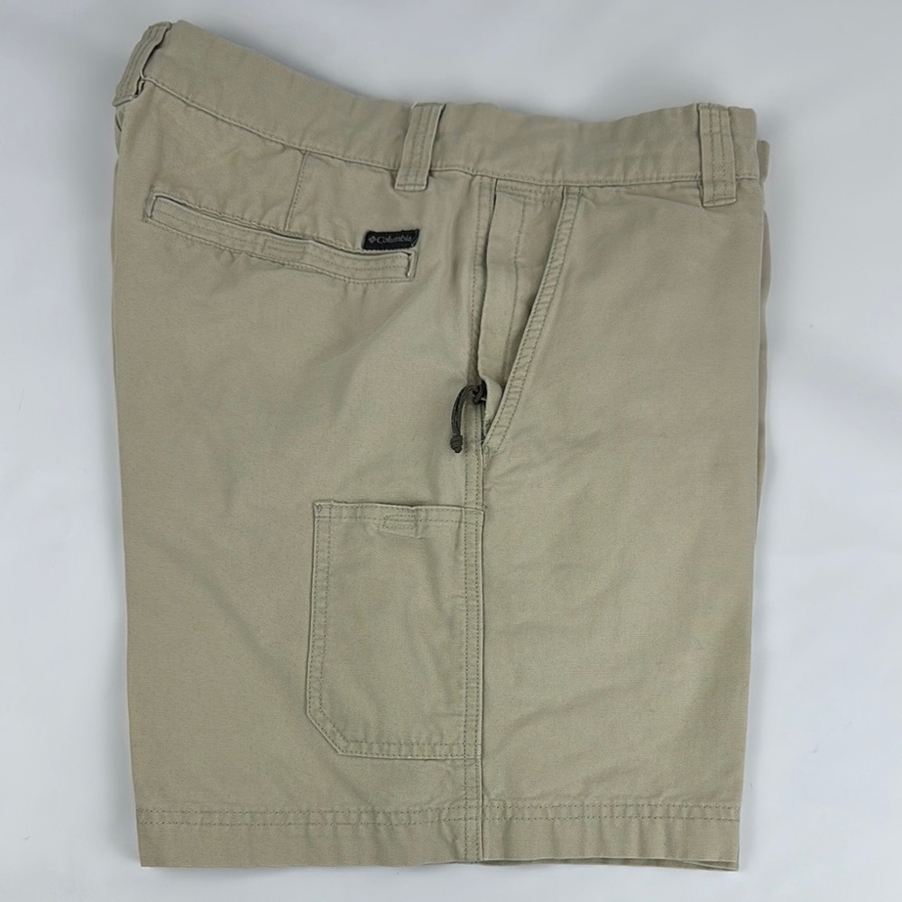 Columbia Men's Cargo Shorts. Soft Canvas Material. Size 34. Tan. 6 Pockets.